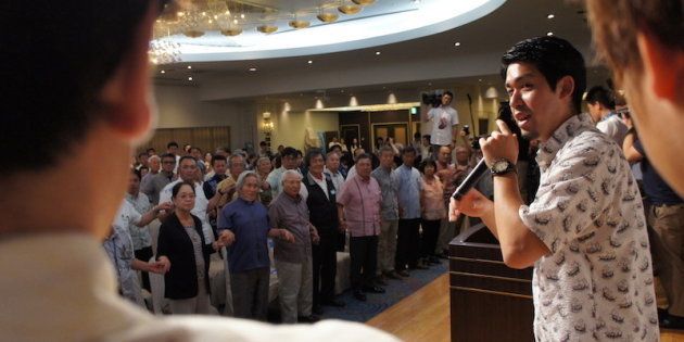 手を繋いで県民投票への意気込みを示す市民ら＝5月23日、那覇市