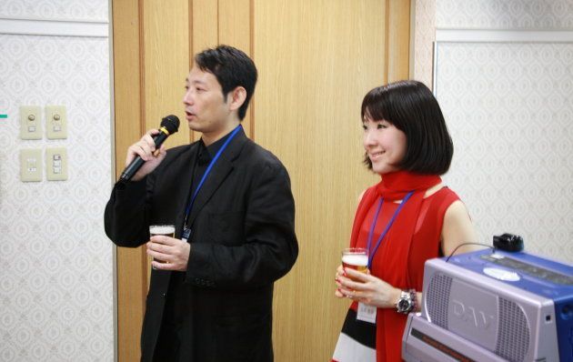 この日の「山一証券1995年入社組同期会」で司会を務める谷本さん（右）。現在はForbes JAPAN副編集長兼WEB編集長として活躍（2017年11月25日）
