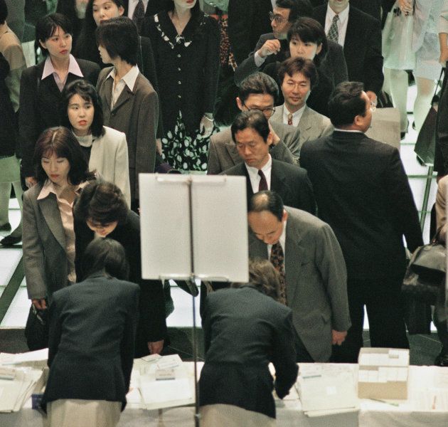 山一証券の元社員を雇用して発足した「メリルリンチ日本証券」の入社式の受け付けをする新入社員（東京・千代田区の国際フォーラム）撮影日：1998年04月18日