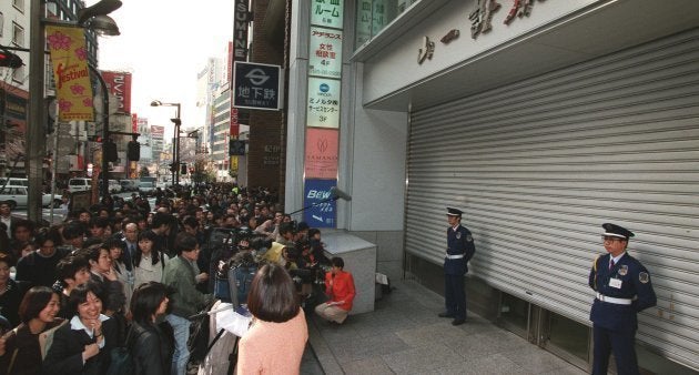 シャッターを下ろす山一証券新宿支店（東京・新宿区） 撮影日：1998年03月31日