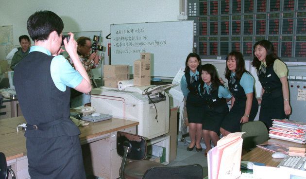 最後の業務を終えて、同僚と記念撮影する山一証券の女性社員（東京・新宿） 撮影日：1998年03月31日