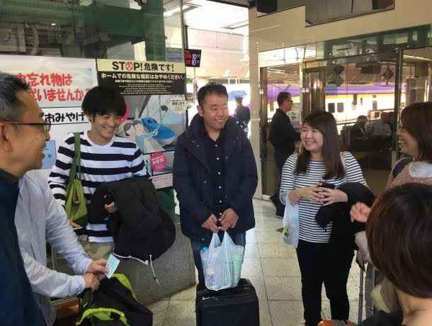 長野駅に降り立った面々。笑顔はあるが、まだなんとなくぎこちない