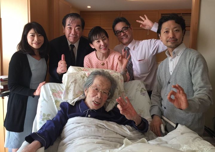 日野原先生の自宅を訪れた山内さんと医師の仲間