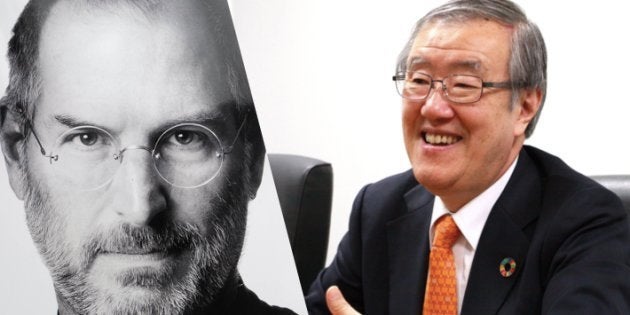 Apple共同創業者・故スティーブ・ジョブズ氏（左）と立命館アジア太平洋大学（APU）の出口治明学長