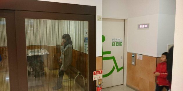 新潟県長岡市のショッピングモールでは多目的トイレと喫煙所が隣同士にあった