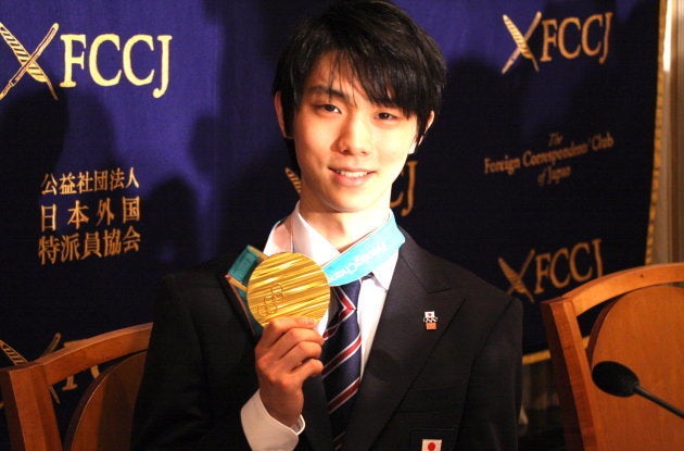 金メダルを手に微笑む羽生結弦選手（2018年2月27日＝日本外国特派員協会）