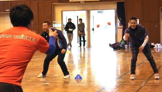 練習に参加する木村さん(右奥)