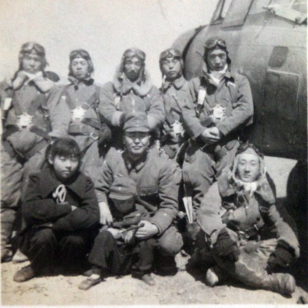 陸軍前橋飛行場で地元の子どもと記念写真におさまる特攻隊員ら（高崎市の志村邦雄さん提供）