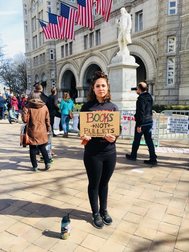 トランプホテル前。一人で参加していた若い女性。