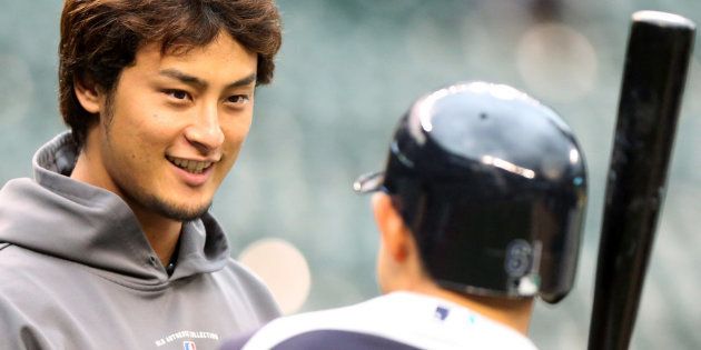 試合前に談笑するレンジャーズのダルビッシュ有（左）とマリナーズの川崎宗則＝2012年、アメリカ・シアトル