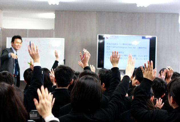 地雷除去団体で地雷除去の経験もあるAAR紺野誠二（右）より、AARの活動についてお話ししました（2018年3月8日）