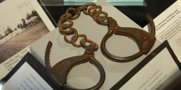 アメリカ・ルイジアナ州カーヴィル国立ハンセン病博物館で展示されている手錠。カーヴィル療養所には、拘束されてくる患者もいた。