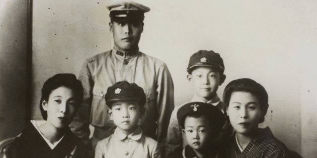 1940年頃の母（前列左）と筆者（前列右から2番目）