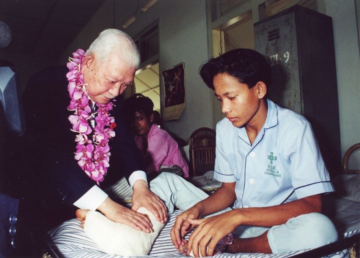 インドネシアのハンセン病患者を見舞う父、良一
