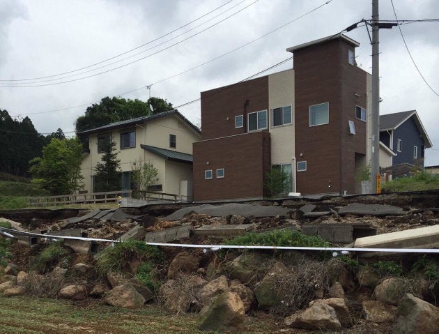 地震によって自宅前の道路が崩壊