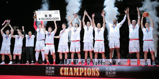 男子決勝・千葉ジェッツ-シーホース三河。三河を破り、2連覇を果たした千葉の選手=201801月7日、さいたまスーパーアリーナ