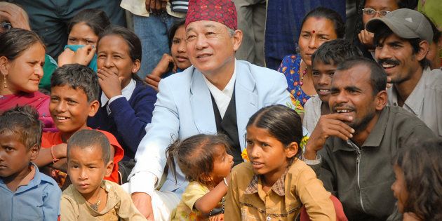 ネパールのハンセン病コロニーで住民たちと