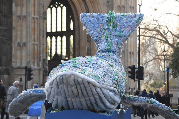 海に投棄されたプラスチックゴミで作られたクジラ=2月18日、ロンドン