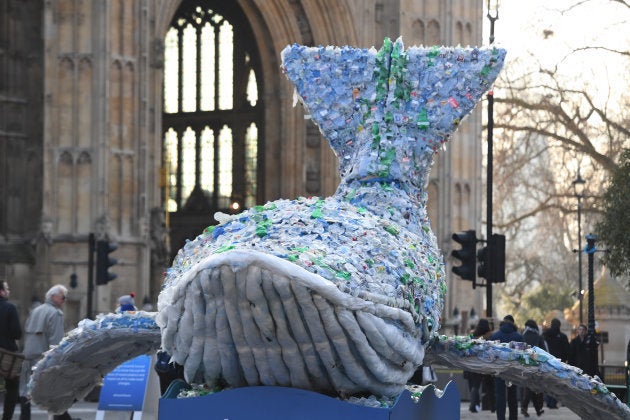 海に投棄されたプラスチックゴミで作られたクジラ＝2月18日、ロンドン