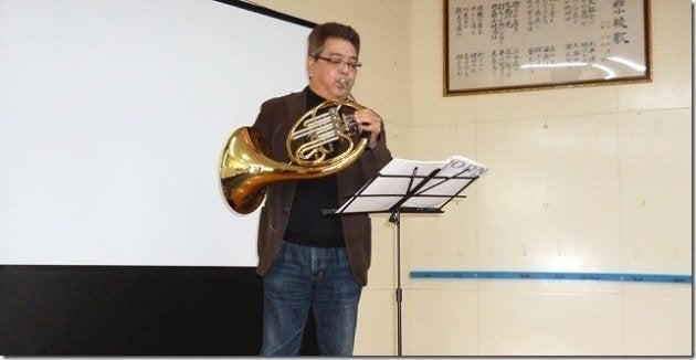 障がいを患った後、ホルンを奏でる大庭さん(提供)