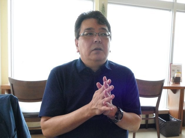 倒れた当時の記録を読みながら、高次脳機能障がいについて語る大庭英俊さん=うるま市与那城