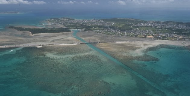 海中道路からうるま市屋慶名を望む=2015年7月撮影