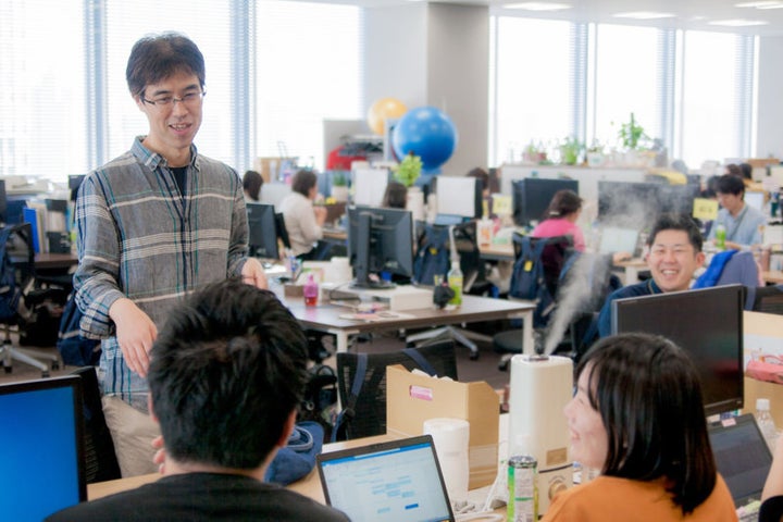 ふらっとフロアにやってきては、メンバーと気兼ねない会話をする。口癖は「楽しんでる?」「楽しくやろう」