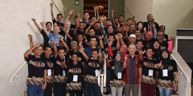 インドネシアの回復者組織PerMataのスタッフらと。