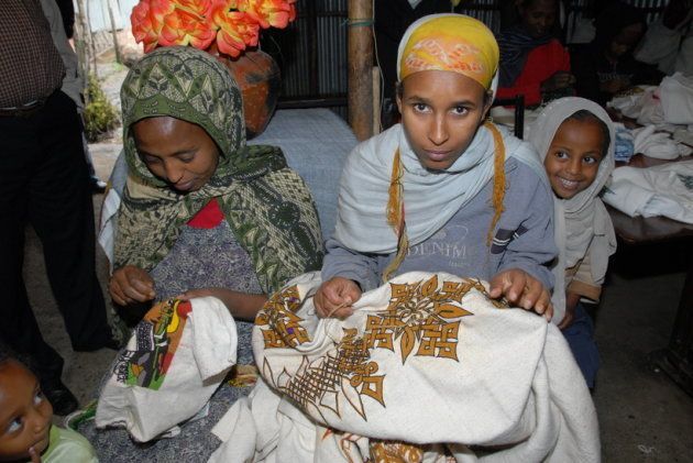 エチオピアの回復者組織ENAPALの支援で、販売する手工芸品に刺繍を施している女性。