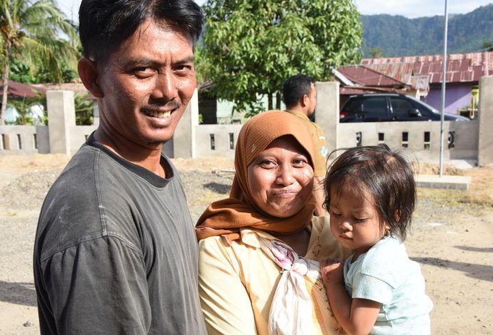 インドネシアの回復者ルスディさんと家族は笑顔で撮影に応じてくれた。