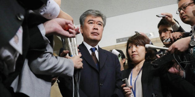 辞任を表明し、報道各社の取材に応じる福田淳一財務事務次官=18日午後、財務省