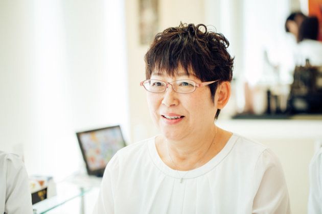 伊藤千津子さん： ポーラのエステティシャンを経て、2008年、ポーラ ザ ビューティー仙台南店のショップオーナーに。約半年後に乳がんが発覚。抗がん剤、放射線治療を経て、2014年に乳房切除手術を受ける。現在も治療をしながら仕事やがん患者の支援を続けている。