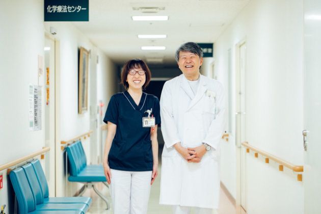 左から、伊藤さんのサポーティブケアをしてきた、東北ろうさい病院・歯科衛生士の佐藤美由紀さんと、伊藤さんの治療を続けている、東北ろうさい病院・腫瘍内科医の丹田滋さん。病院でのハンドトリートメントを勧め、伊藤さんの背中を押した。
