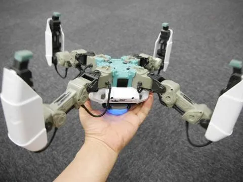 ドローンの次は多脚AR対戦型ロボットの「メカモン」（MekaMon