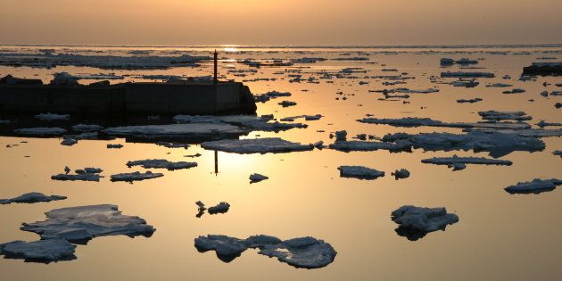 流氷に沈む夕日。カフェバー「GVO」に近いウトロ漁港にて（3月27日撮影）