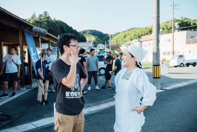 渡辺和徳監督（左）と話す、やなせななさん＝奈良県高取町