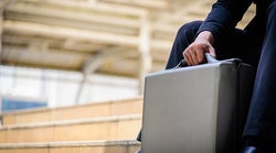 「老兵は死なず、去らない」高齢議員を自ら引退させる難しさ