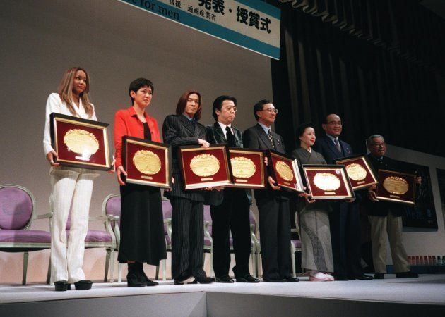 1996年度のベスト・ドレッサー賞に選ばれた喜びの安室奈美恵さん（左端、歌手）ら受賞者たち（東京・都内のホテル＝1996年12月3日撮影）