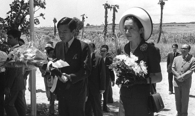 「魂魄之塔」（沖縄・糸満市）を訪れ、花束を手向ける皇太子ご夫妻（天皇、皇后両陛下） 撮影日：1975年07月17日