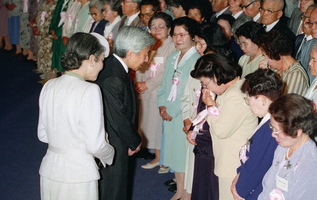 天皇陛下として初めて沖縄を訪問され、沖縄戦最後の激戦地となった摩文仁にある沖縄平和祈念堂で、犠牲者の遺族らに声を掛けられる天皇、皇后両陛下＝１９９３年４月２３日、沖縄県糸満市 撮影日：1993年04月23日