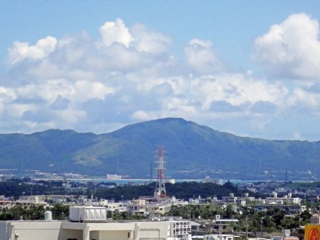 恩納岳：沖縄県立中部病院から臨む