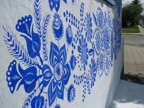 おとぎの国みたい… 90歳のおばあちゃんが絵筆で村を変える