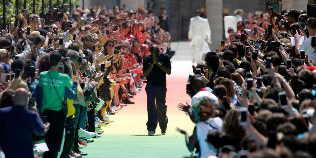 ルイ ヴィトン のショーは 男泣きで幕を下ろした 長い長い 虹色のランウェイに込められた意味とは ハフポスト