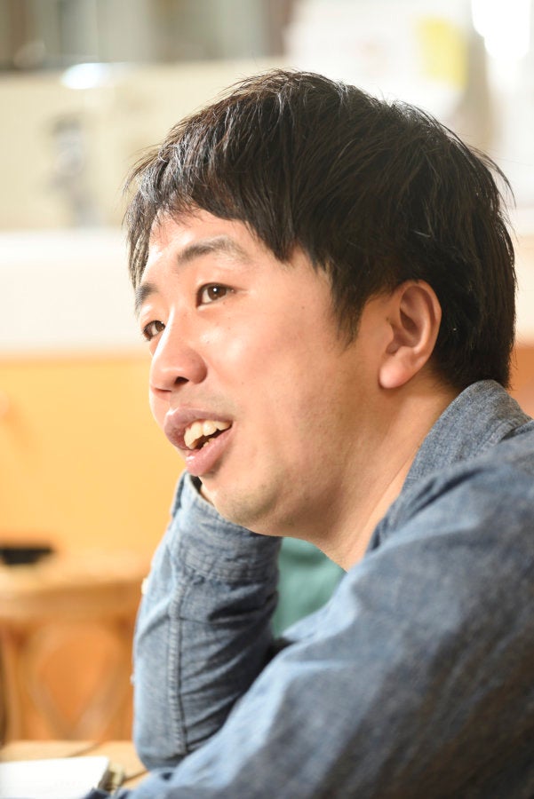平松佑介(ひらまつ ゆうすけ)さん。2003年よりスウェーデンハウス株式会社に入社。入社4年目で全国トップの営業成績を記録し社長賞を受賞しトップセールスとして活躍。2011年8月、株式会社ウィルフォワードを創業。国内最大手のタクシー・ハイヤー会社の採用コンサルティング、WEB制作、マーケティング、法人営業部署の再生、広報PR部門の立ち上げ等の組織変革や、中小企業の採用コンサルティングなどに従事。2016年10月より、杉並区高円寺の銭湯「小杉湯」の三代目として働く。
