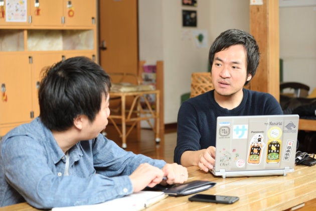 井手桂司(いで・けいし)。サイボウズ式の第2編集部員。心地よいチームのあり方や、これからの働き方に興味がありサイボウズ式を愛読。30代半ばにさしかかり、20代のメンバーのマネジメントを求められるシーンが増える中で、どのような接し方が20代の持っているポテンシャルを生かせるのかに悩み、小杉湯の2人にお話を伺った。
