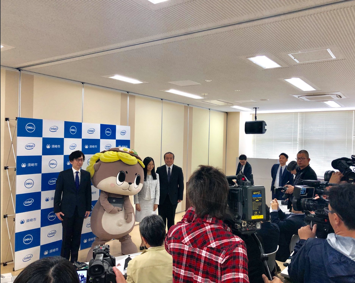 ご当地キャラクター「しんじょう君」も会見に登場