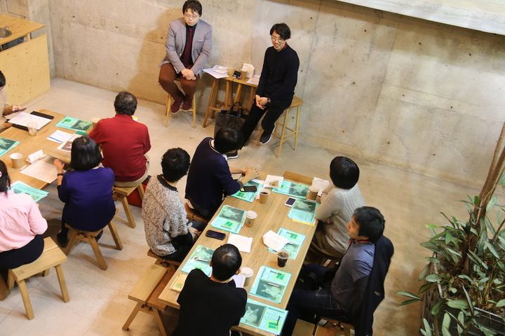 ハフポスト日本版ニュースエディターの吉川慧（左）、「マンガトリガー」編集長、小緑卓也さん（右）