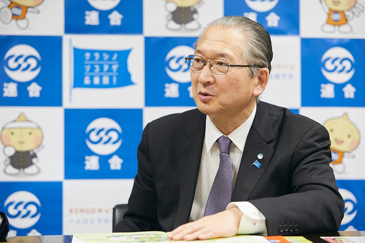 神津 里季生（こうづ・りきお）さん。日本労働組合総連合会（連合）会長。1956年東京都生まれ。東京大学教養学部卒業後、新日本製鐵株式会社入社。日本鉄鋼産業労働組合連合会（鉄鋼労連）特別本部員在任中の1990年4月より3年間、在タイ日本国大使館派遣。1998年、新日本製鐵労働組合連合会（新日鐵労連）書記長に就任。2002年、同会長。2006年、日本基幹産業労働組合連合会（基幹労連）事務局長、2010年、同中央執行委員長、2013年、日本労働組合総連合会（連合）事務局長などを経て2015年、連合会長に就任。著書に『神津式労働問題のレッスン』（毎日新聞出版）。