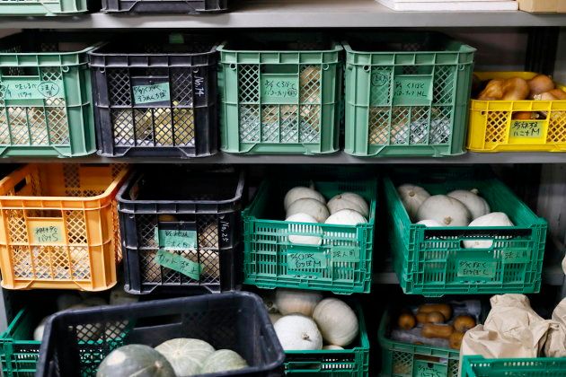 坂ノ途中本社1階では、野菜の出荷作業が行われている。ケースごとに各農家さんから届いたさまざまな野菜が収められています。