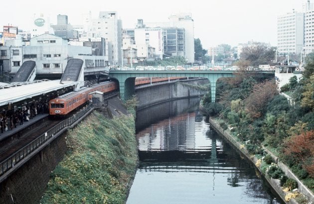 お茶の水橋とお茶の水駅。ノルウェイの森が出版された1987年の10年前の様子。